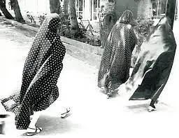 تهران دهه ۳۰ ؛ پوشش بانوان در خیابان سیروس بهارستان