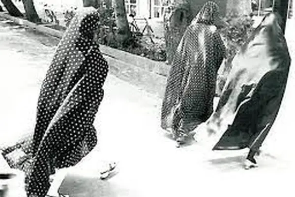 تهران دهه ۳۰ ؛ پوشش بانوان در خیابان سیروس بهارستان