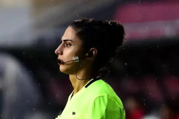 ببینید؛ لحظه سرنگون شدن کمک داور زن توسط دو بازیکن