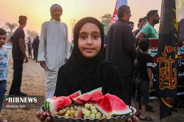 تصاویر؛ عبور زائران اربعین از دل رودخانه در شوشتر