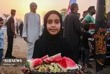 تصاویر؛ عبور زائران اربعین از دل رودخانه در شوشتر