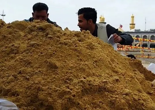 بسته‌بندی خاک زرد کربلا و تحویل به زائران