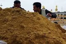 بسته‌بندی خاک زرد کربلا و تحویل به زائران