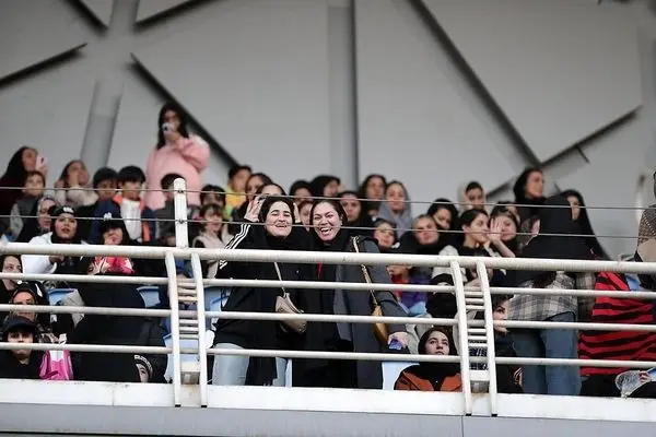 تصاویر؛ نخستین حضور زنان تماشاگر در ورزشگاه امام رضا(ع) مشهد