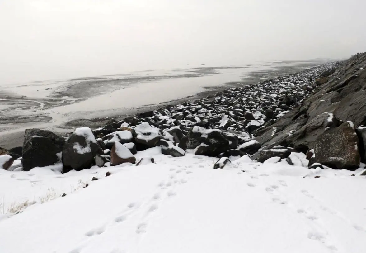 تصاویر؛ بارش برف در دریاچه ارومیه