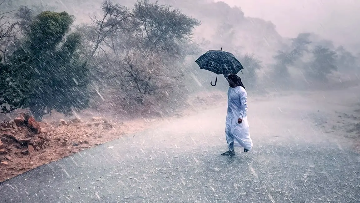 شادی عربستانی‌ها از بارش باران و تگرگ