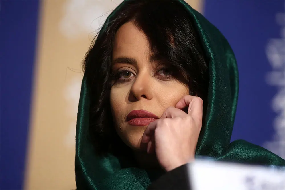 واکنش الهام اخوان به صدای موشک ها در زمان حملات اسرائیل