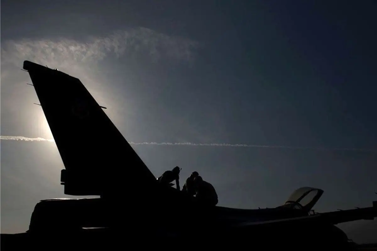 خروج خلبانان آمریکایی با چتر نجات از اف15