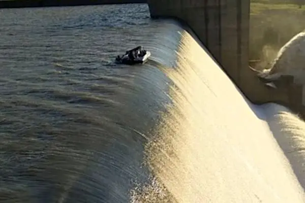 نجات نفس‌گیر سرنشینان قایق در لبه سد
