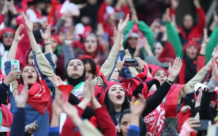 زنان و مردان در مشهد تماشاگر تیم ملی