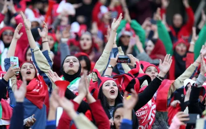 زنان و مردان در مشهد تماشاگر تیم ملی