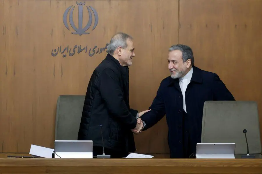 انتقاد تند از پزشکیان و عراقچی: مراقب مصاحبه‌هایتان باشید