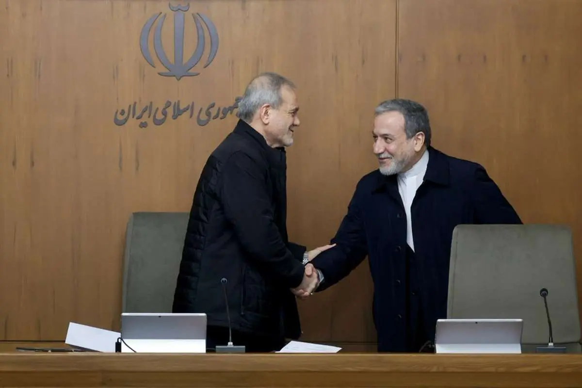 انتقاد تند از پزشکیان و عراقچی: مراقب مصاحبه‌هایتان باشید