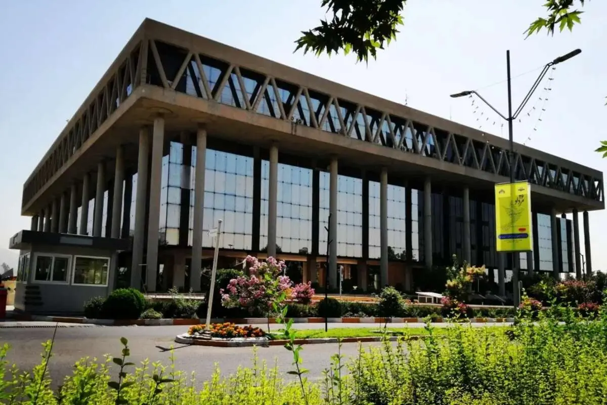 صداوسیما هنوز دارد رقبای داخلی خیالی را می‌کوبند؛ شیپور را از سر گشادش به دهان گرفته‌اند!

