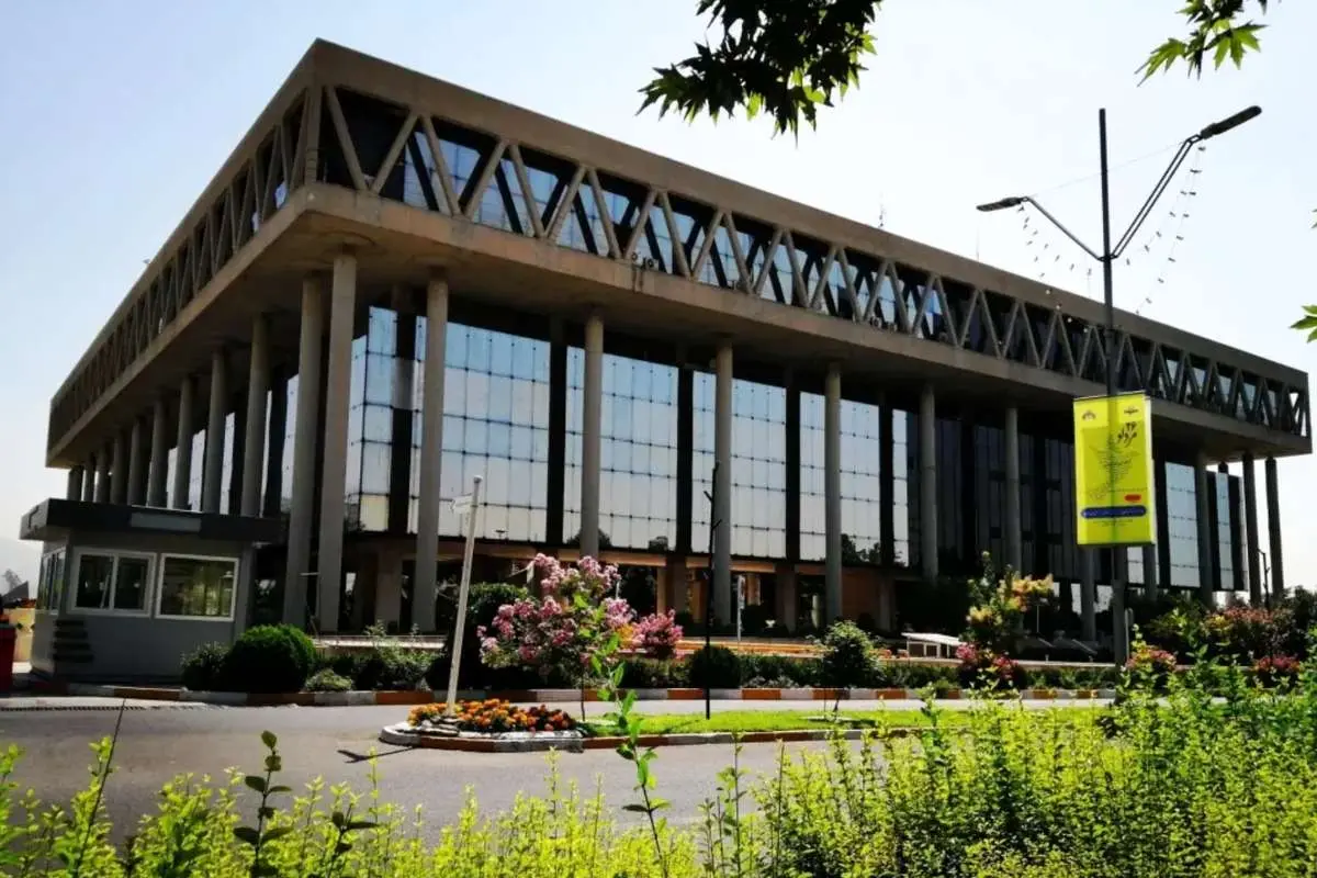 صداوسیما هنوز دارد رقبای داخلی خیالی را میکوبند؛ شیپور را از سر گشادش به دهان گرفتهاند!