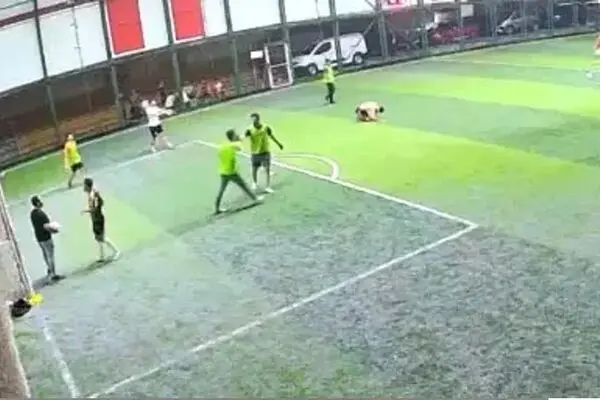لحظه مرگ جوان ۲۰ ساله هنگام بازی فوتبال