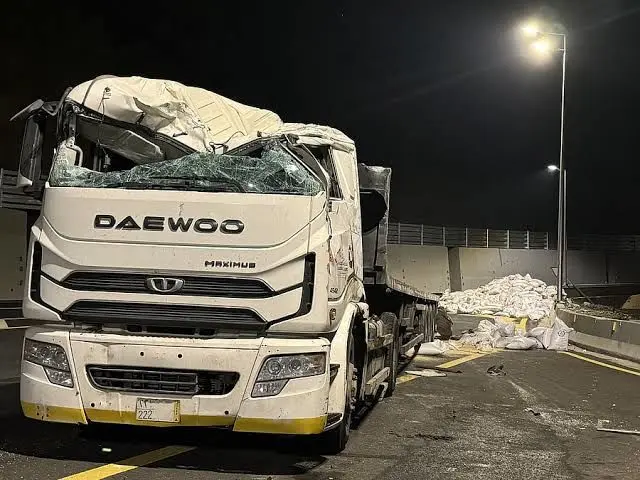 لحظه واژگونی یک کامیون حامل شیشه