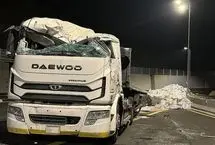 لحظه واژگونی یک کامیون حامل شیشه