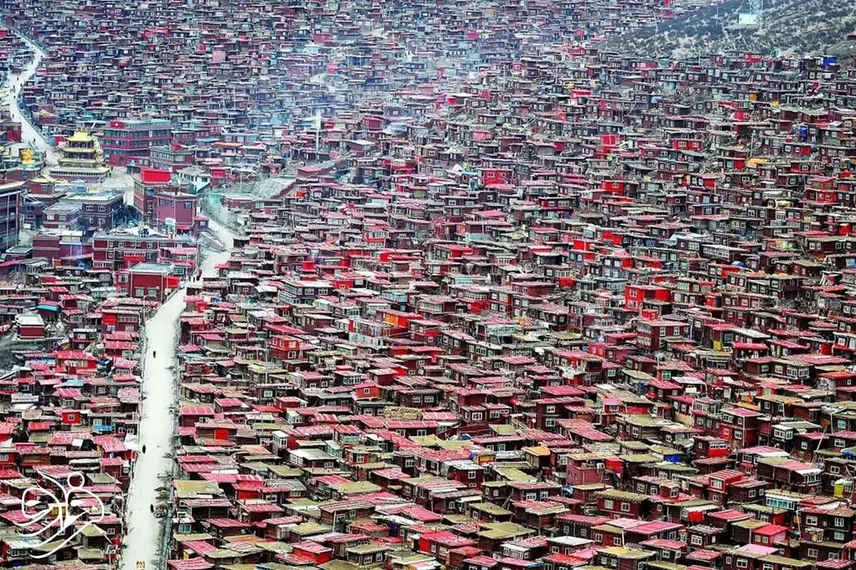 هزاران خانه سرخ‌رنگ در ارتفاعات تبت؛ بزرگ‌ترین اقامتگاه بودایی جهان