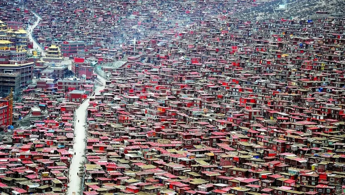 هزاران خانه سرخ‌رنگ در ارتفاعات تبت؛ بزرگ‌ترین اقامتگاه بودایی جهان