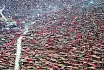 هزاران خانه سرخ‌رنگ در ارتفاعات تبت؛ بزرگ‌ترین اقامتگاه بودایی جهان