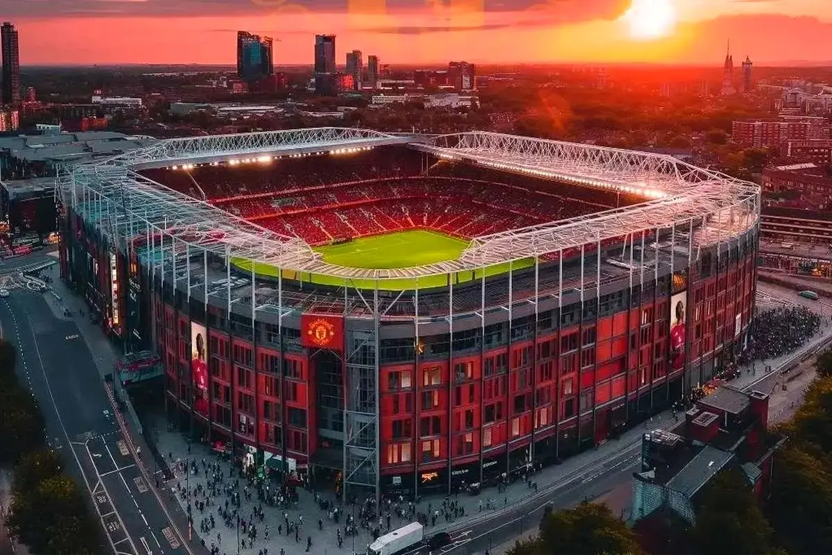 بخشی از ورزشگاه اولدترافورد منچستر به کلاس درس تبدیل می شود!
