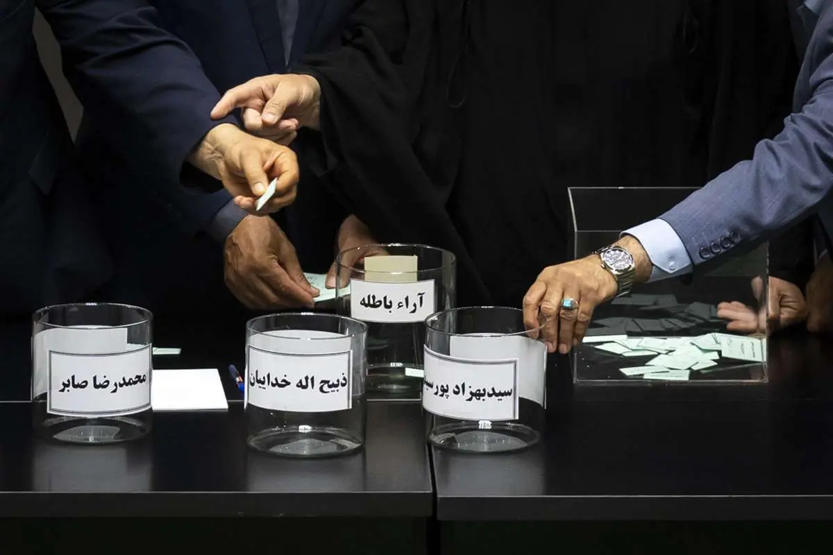 حواشی جلسه امروز مجلس؛ رسایی سوژه عکاسان شد