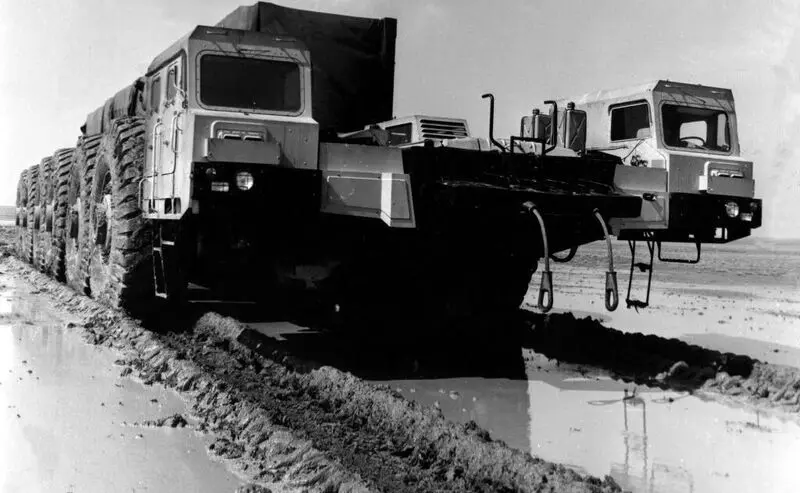 کامیون MAZ-7904