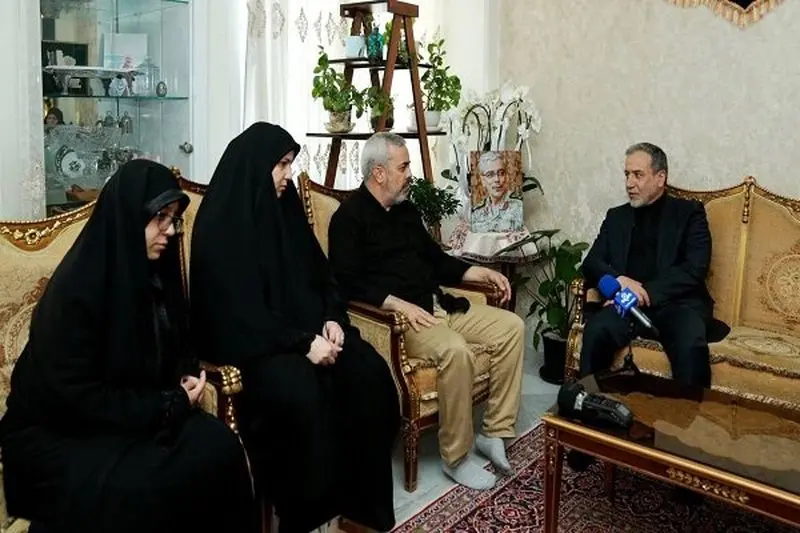 عراقچی در دیدار با خانواده باقری