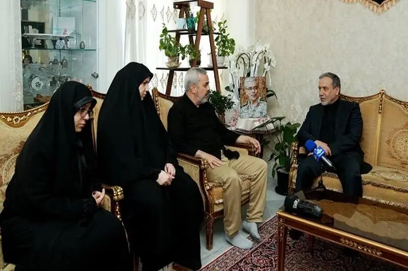 عراقچی در دیدار با خانواده باقری