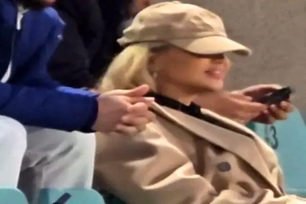 ببینید؛ همسر اوستون اورونوف تماشاچی ویژه بازی پرسپولیس-پیکان