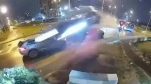 صحنه‌ای واقعی از پرواز یک مرسدس‌بنز