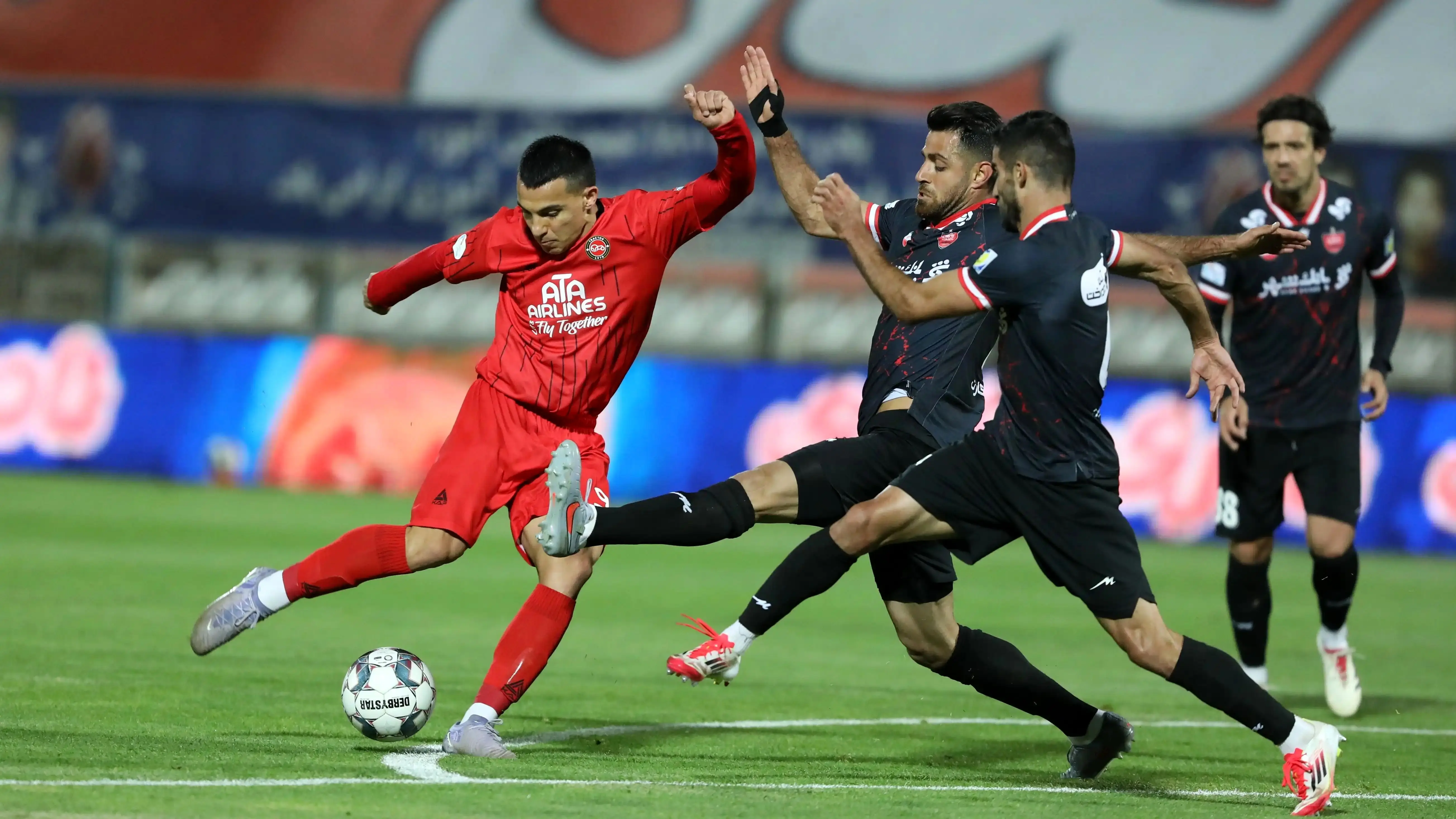 تعویق بازی تراکتور – پرسپولیس؛ چه کسی سود می‌کند؟

