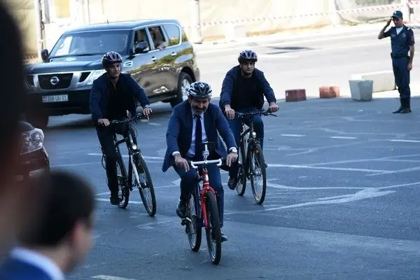 نخست‌وزیر ارمنستان با دوچرخه به محل کار رفت 