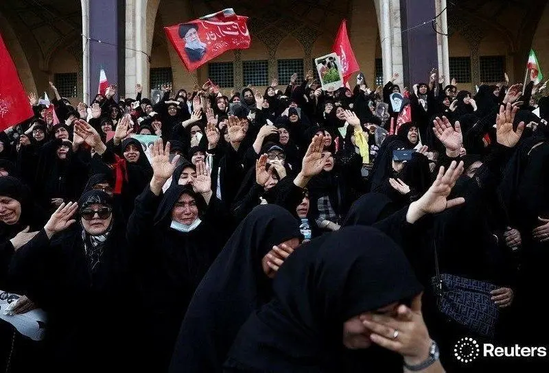 میدان امام حسین تهران در لحظات آغازین مراسم تشییع رهبر شهید