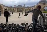 ببینید؛ تشویق کودکان به نماز و حضور در مسجد با توزیع پول 