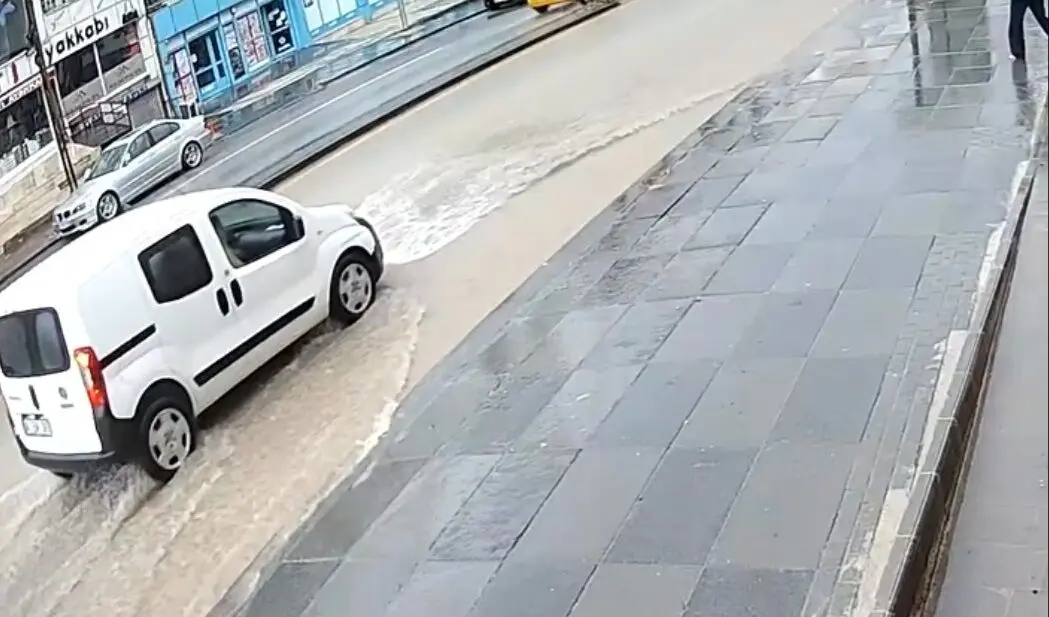 سقوط خودرو در فروچاله ناشی از باران شدید در آنکارا 