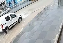 سقوط خودرو در فروچاله ناشی از باران شدید در آنکارا 