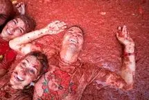 تصاویر؛ شادی و خنده در بارانی از گوجه‌فرنگی