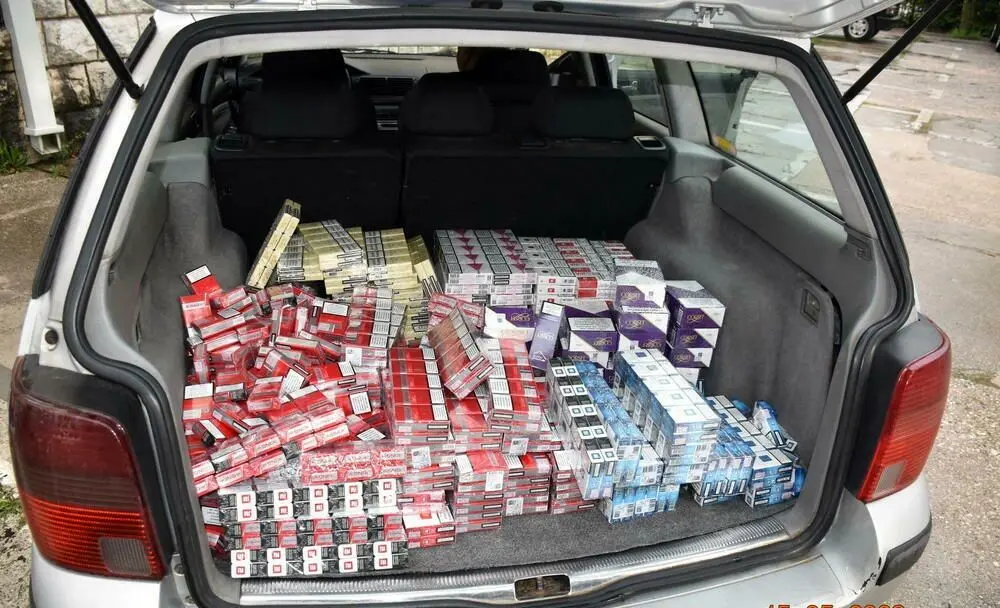 کشف صدها بسته سیگار جاسازی‌شده در سپر خودرو 