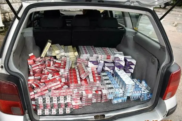کشف صدها بسته سیگار جاسازی‌شده در سپر خودرو 