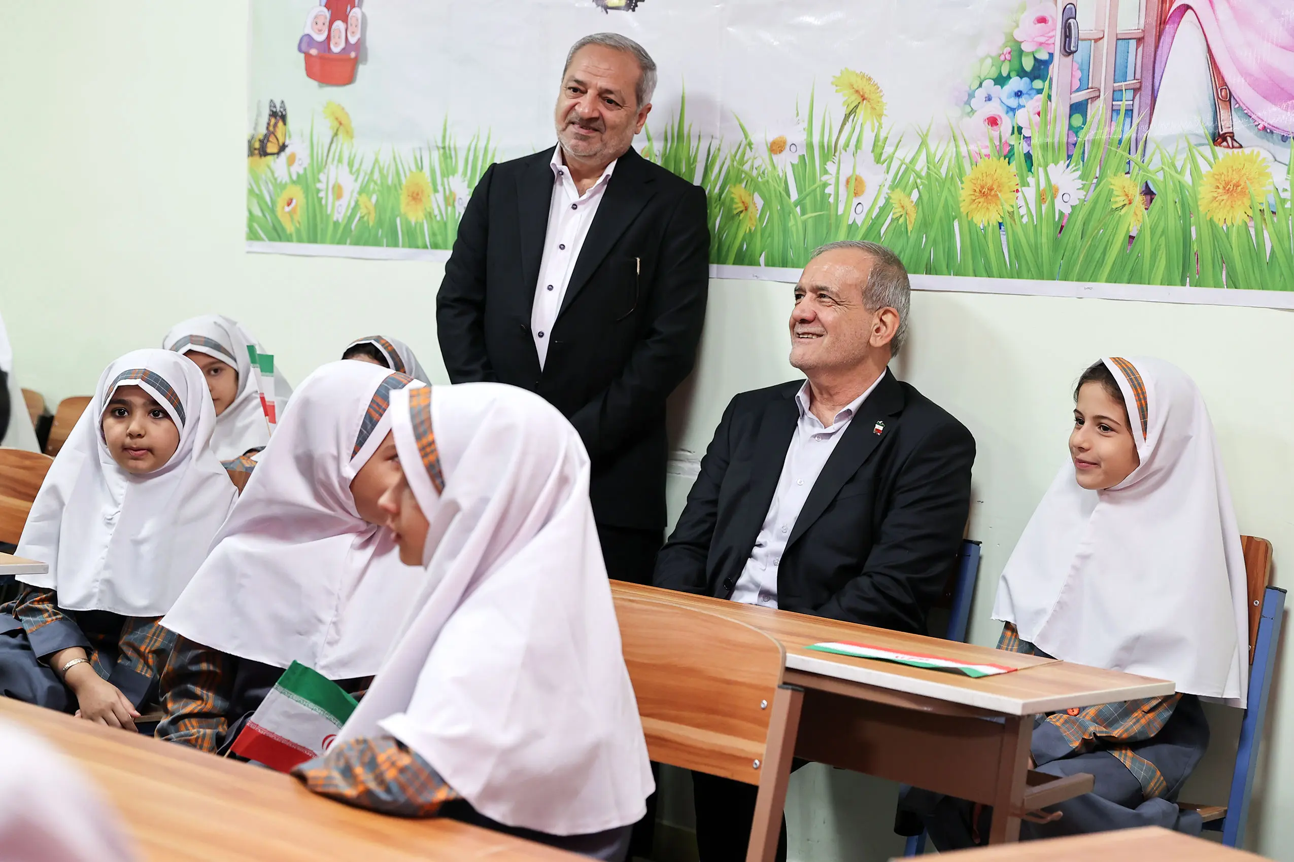 میدون پاستور؛ پزشکیان پشت نیمکت و در محضر استاد