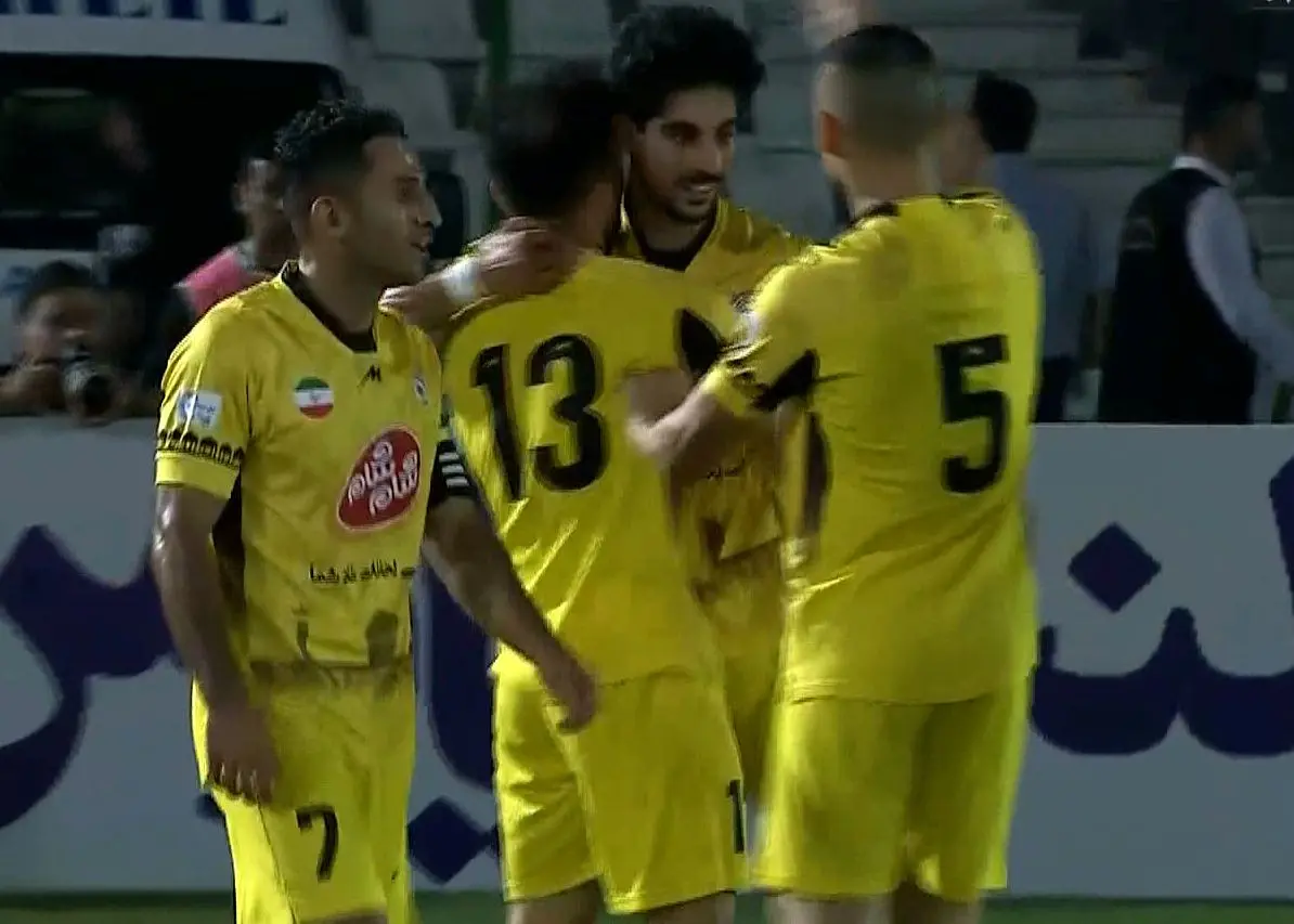 ببینید؛ گل اول فجرسپاسی به پرسپولیس توسط شهابی دقیقه ۱۴ 