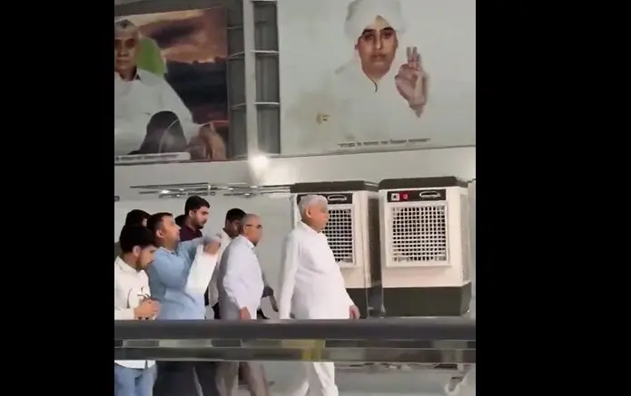 بازدید یک سیاستمدار با کولر از معبد!