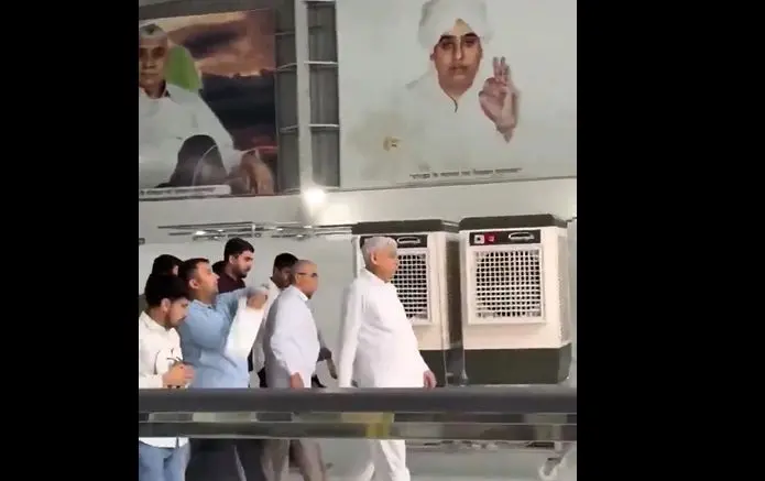 بازدید یک سیاستمدار با کولر از معبد!