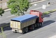  برزنت رهاشده از کامیون، شیشه جلو خودرو را پوشاند