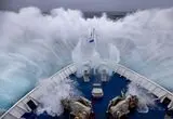 برخورد امواج سهمگین به یک کشتی در گذرگاه دریک
