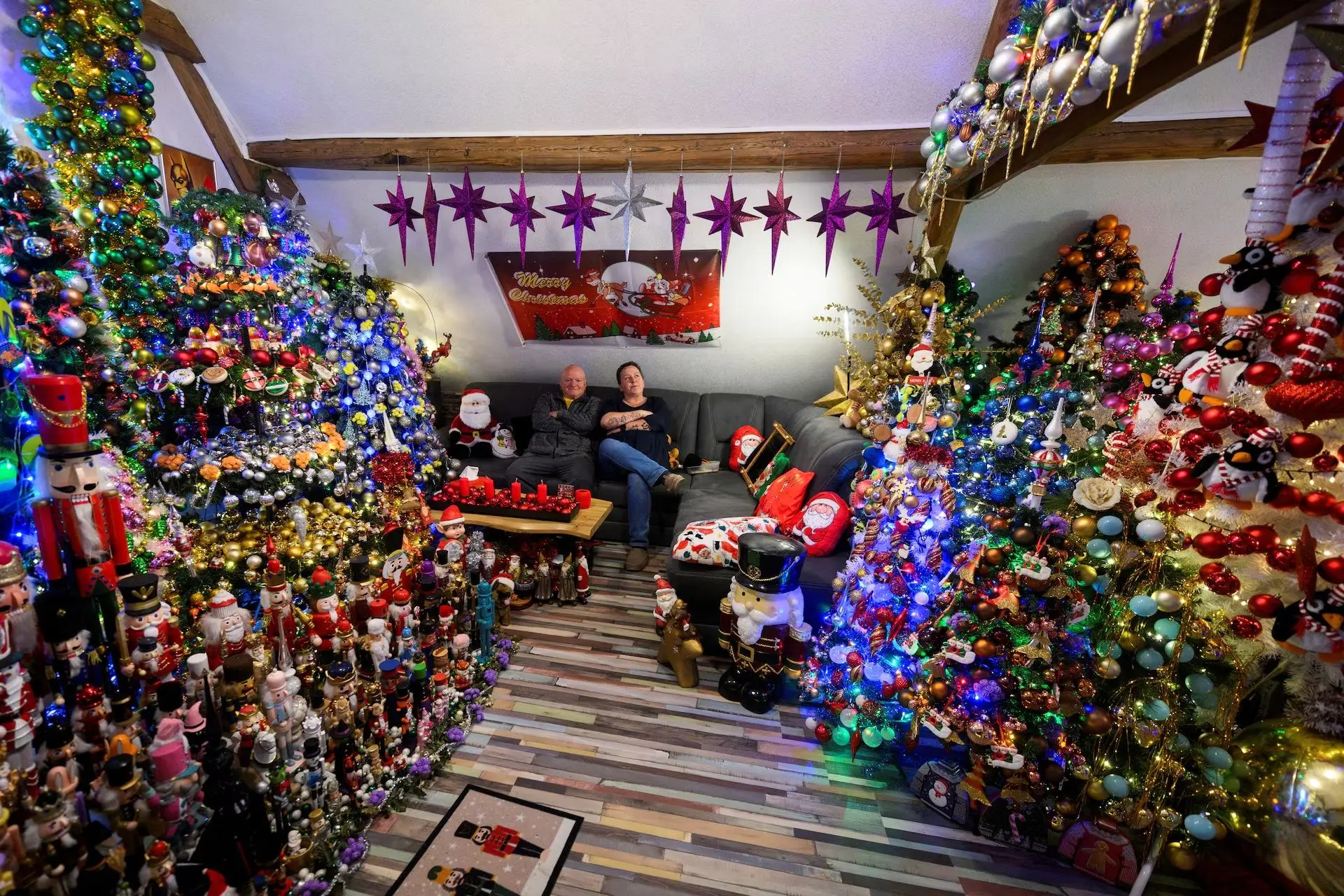 تصاویر؛ رکوردشکنی خانه‌ای با ۶۲۱ درخت کریسمس تزئین‌شده