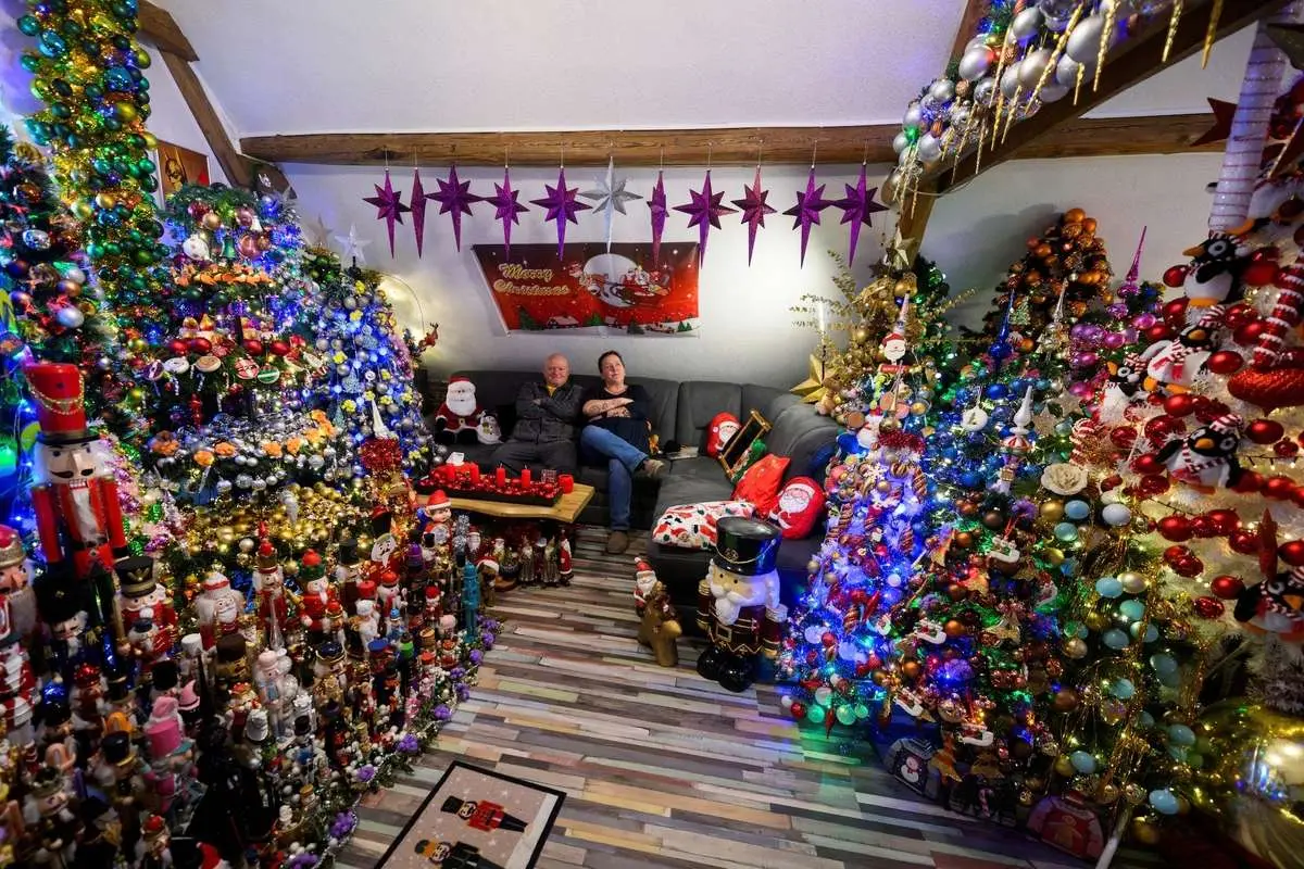 تصاویر؛ رکوردشکنی خانه‌ای با ۶۲۱ درخت کریسمس تزئین‌شده