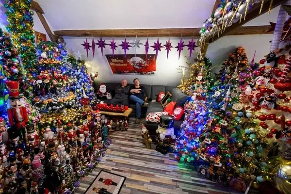 تصاویر؛ رکوردشکنی خانه‌ای با ۶۲۱ درخت کریسمس تزئین‌شده